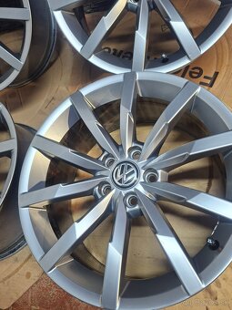 Monterey R18 VolkswagenB8 8.5 R line top stav - 2