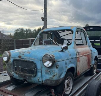 Vľavo. Vespa 400, rok výroby 1958 - 2