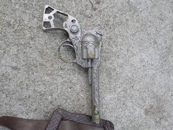 Predám hračku revolver Buckeroo - 2