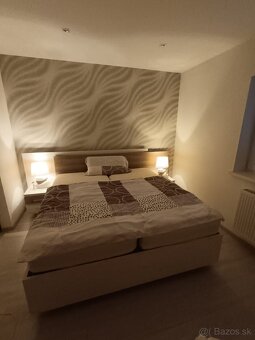 Predám manželskú postel s nočnými stolíkmi - 2