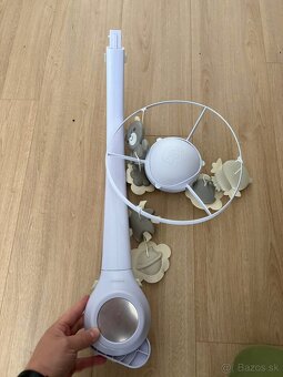 Kolotoč nad postielku s projektorom - 2