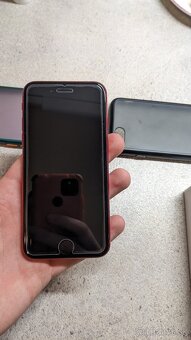 Predám iPhone SE 2020 128 GB, product RED - 2