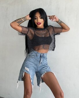 Stylovy damsky cierny sietovany crop top s kratkym rukavom - 2