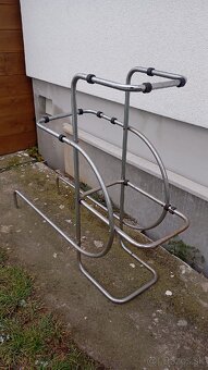 chrómový stojan na kvety, funkcionalizmus - 2