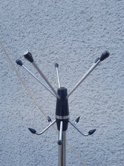 Predám kovový vešiak - 2