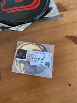 MERCEDES ČIERNY LESKLÝ ZNAK. - 2