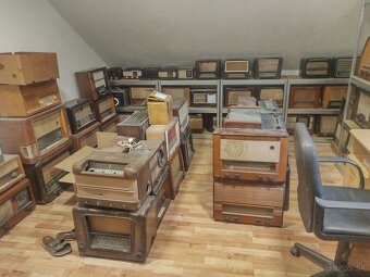 Staré retro elektrónkové rádio. - 2