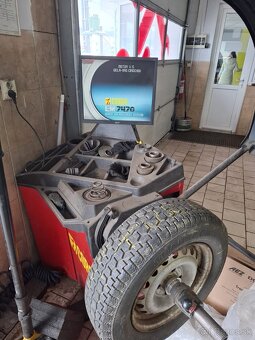 Vyzúvačka a vyvažovačka pneumatík - 2