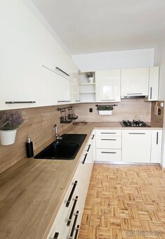 Na predaj samostatne stojací 6-izbový RD/ Hradec - 2