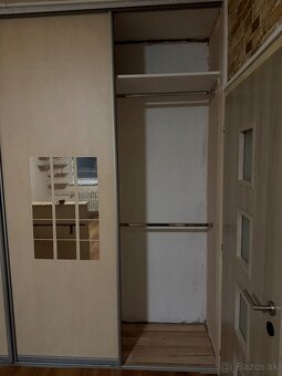 Predám vstavanú skriňu s posuvnými dverami – 340 × 62 × 260 - 2