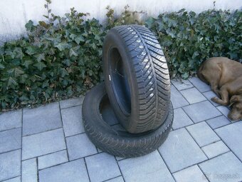 Predám 2x celoročné pneu Goodyear 215/60 R17 96V - 2