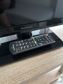 Predám televízor s dreveným stojanom - 2