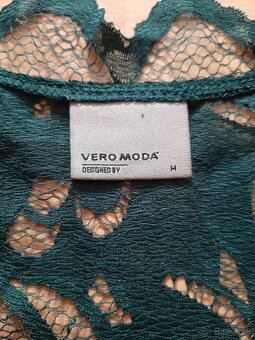 Tmavozelený čipkovaný top Vero Moda - 2