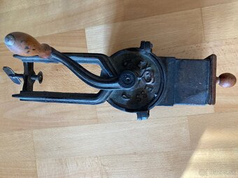 Starodávny mlynček na orechy - 2