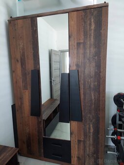 3 dverová skriňa - 2