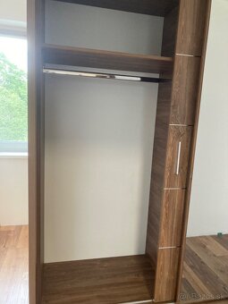 Šatníková skriňa s posuvnými dverami a osvetlením - 2