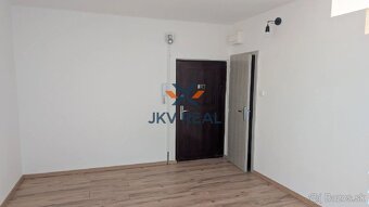 Na predaj veľký 3 - izbový byt v Komárne vo výbornej lokalit - 2
