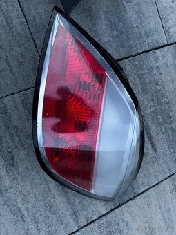 Predám zadné svetla opel astra H - 2