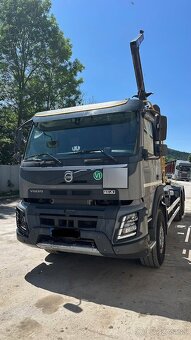 Hákový nosič kontajnerov Volvo FMX 6x4 - 2