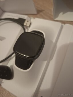 Inteligentné hodinky FitBit Versa 4 - 2