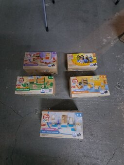 drevený domček + nábytok - 2