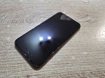 Iphone SE2020 plnefunkcny na displeji nieje ani jeden skraba - 2