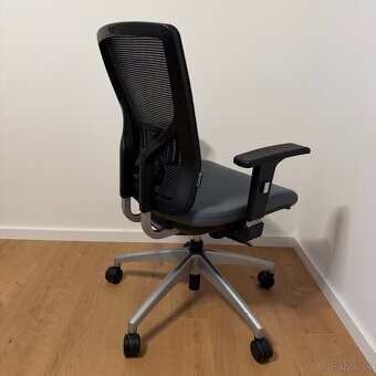 Kvalitná kancelárska stolička OfficePro - Ako nová - 2