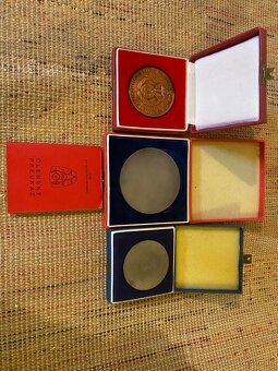 Plakety+člensky preukaz svazarm - 2