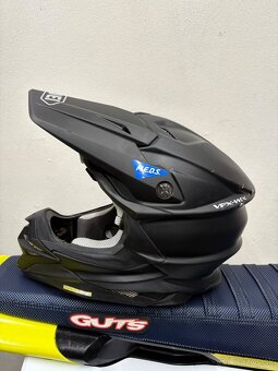Motokrosova prilba SHOEI - 2