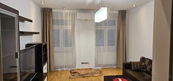 Dvojizbak na nabrezi Bratislavy. - 2