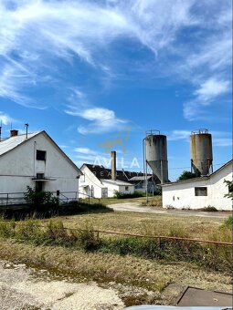 NA PREDAJ: Murované hospodárske budovy v areáli družstva – N - 2