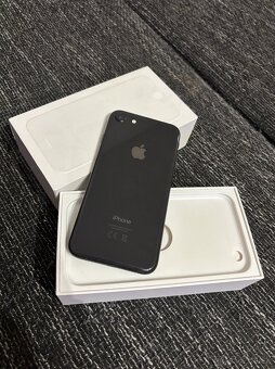 iPhone 8 64GB model 2022 a 8 SE 128GB model 2023 - 2