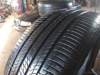 Pneu 235/55R18 - 2