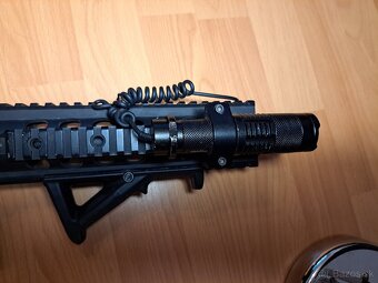 Predám airsoft zbraň M4 AR15 - 2