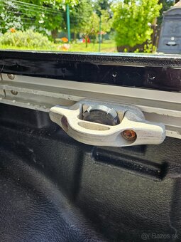 Uchyty na korbu Nissan Navara D40 - 2