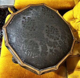 2x drevená vyrezávaná taburetka - 2