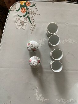 Držiaky na vajíčka + solnička a korenička - 2