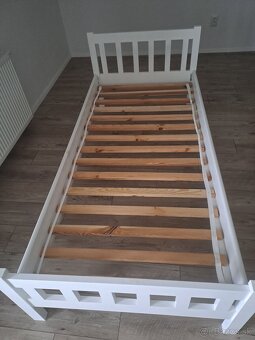 Masívna biela posteľ - 2