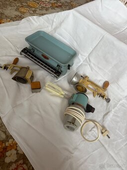 Retro kuchynské spotrebiče – mixér, váha, mlynčeky, škrabka - 2