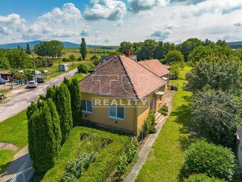 Znížená cena. Na predaj rodinný dom s veľkým pozemkom v... - 2