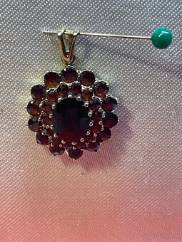 zlaty prívesok -Český granát - 2