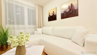 JUH - PRI AUPARKU - 2 IZBOVÝ BYT KOMPLETNE ZARIADENÝ . - 2