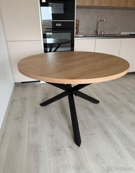 Okrúhly jedálenský stôl - 2