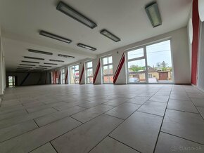 HOLÍČ: NA PRENÁJOM PRIESTOR VHODNÝ AKO "SHOWROOM"/OBCHOD/INÉ - 2