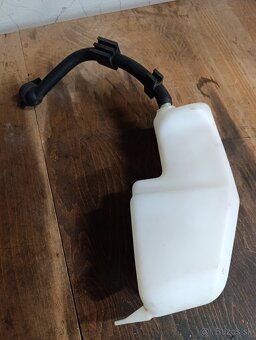 E30 Touring nádobka vody do ostrekovačov - 2