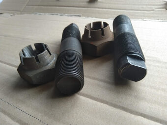 Skrutky, matice pre buldozér - 2