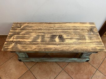 Ručne vyrobený drevený stolík - 2