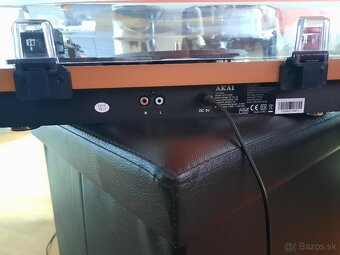 Akai ATT‑11BTN – retro automatický gramofón hnedý - 2