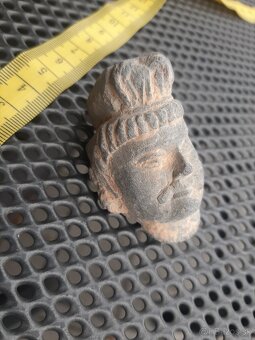 Hlava / budha  ( relief ghandara 3. az 4te storočie) - 2