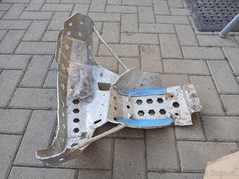 Kryt motora a vyfuku - 2